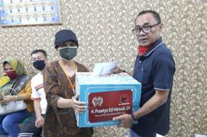 Ketua DPRD DKI Sebar 10 Ribu Paket Sembako untuk Warga Jakarta