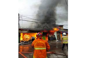 Gara-gara Bensin Eceran Tumpah, Warung Makan dan Toko di Cilincing Terbakar