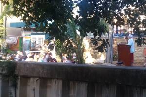 Warga Warakas Laksanakan Salat Idul Fitri di Jalan Raya dengan Protap