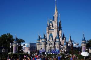Disney World Akan Kembali Dibuka Bertahap