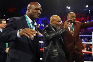 Bukan Mike Tyson, Holyfield Sebut Lennox Lewis Musuh Terberatnya
