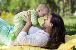 Literatur Medis Sebut COVID-19 Tak Ditularkan Ibu ke Bayi