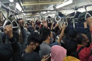 Penumpang Kembali Berjubel,  KRL Commuter Line Tambah Jam Operasional hingga Jam 8 Malam