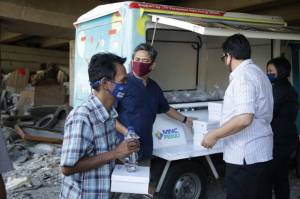 MNC Peduli Bagikan Makanan Box Kepada Masyarakan yang Tinggal di Kolong Jalan Layang