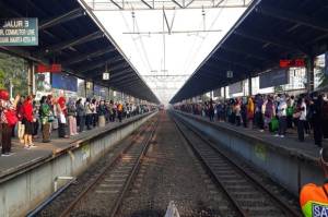 Doa Penumpang KRL Stasiun Bekasi saat Aktif Kembali Kerja di Masa Pandemi Covid-19