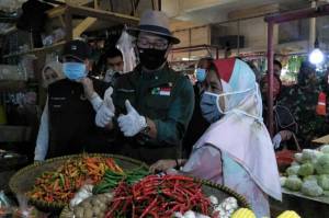 Pantau Pasar Lembang, Emil Apresiasi Pedagang Terapkan Protokol Kesehatan