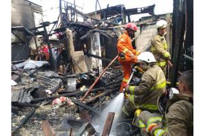 Diduga Kompor Meledak, 22 Rumah Semi Permanen di Koja Ludes Terbakar