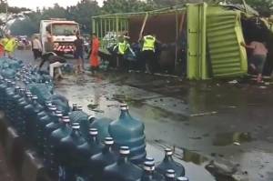 Truk Galon Air Mineral Terguling di Jalan Soekarno-Hatta, Kernet Luka-luka