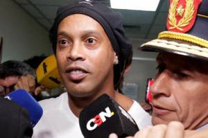 Ingin Gabung Klub Maradona, Ronaldinho Siap Sudahi Pensiun