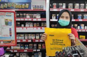 Kantong Plastik Dilarang, Minimarket Sediakan Kantong Belanja dan Kardus