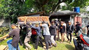 Pendiam dan Sangat Dekat dengan Adik, Isak Tangis Keluarga Iringi Pemakaman Yodi Prabowo