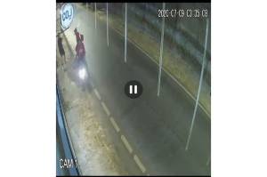 Viral, Aksi Begal Bersenjata Tajam Terekam CCTV di Rorotan