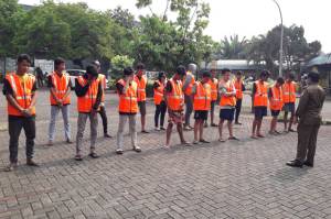 Razia Masker di Perumahan, Puluhan Remaja Dijemur Pakai Rompi Orange