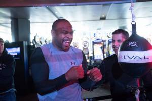 Duel Mike Tyson vs Roy Jones Jr: Adu Kekuatan Lawan Kecepatan!