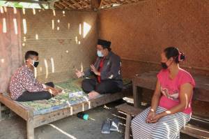 Kisah Guru MTs di Grobogan Rela Naik-Turun Bukit Sambangi Rumah Siswa