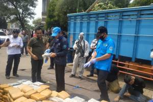 BNN Gagalkan Penyelundupan 450 Kg Ganja Dalam Truk Muatan Pisang di Bekasi