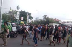 Ribuan Warga Srengseng Demo Penutupan Jalan di Perumahan Intercone