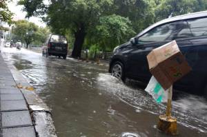 Diguyur Hujan Deras, Lima Jalan Kota Bekasi Diterjang Banjir
