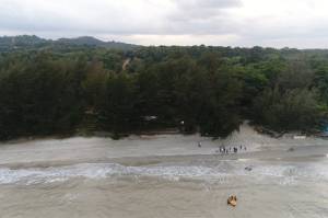 Cantiknya Pantai Van Semujur, Rekomendasi Rekreasi Akhir Pekan Keluarga