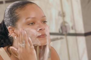 Wajah dan Mata Rihanna Bengkak Setelah Kecelakaan Skuter Listrik