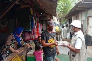 Jelang PSBB Total, Indonesia Care Bagikan Pangan dan Masker di Permukiman Pemulung