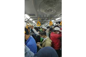 Hari Pertama PSBB Ketat di DKI, Netizen Masih Keluhkan Jaga Jarak di KRL Commuter Line