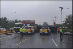 Evakuasi Kendaraan yang Terlibat Kecelakaan di Tol Dalam Kota Selesai, Arus Lalu Lintas Kembali Normal