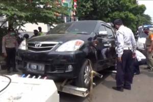 Petugas Gabungan Tertibkan PKL dan Razia Parkir Liar di Jatinegara