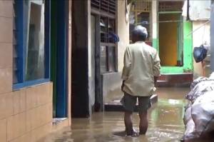Banjir Mulai Surut, Warga Cawang Bersihkan Lumpur Tebal Setinggi 20 Sentimeter