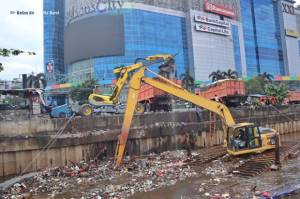 62,3 Ton Sampah Banjir Diangkut dari Kali BKB dekat Season City