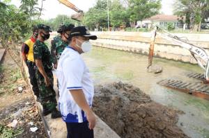 Gandeng TNI AL, Pemkot Jakut Gerebek Lumpur Sungai Kelapa Gading