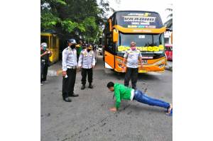 Tak Bermasker, Sopir Bus Terminal Tanjung Priok Disanksi Push-up