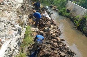 Antisipasi Banjir, Sudin SDA Ciracas Perbaiki Turap Kali Cipinang