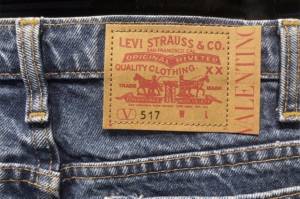 Label High End Valentino Buat Jeans Levi’s Jadi Lebih Eksklusif