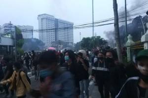 Rusak Pos Polisi, Massa di Tugu Tani Kocar-kacir Ditembaki Gas Air Mata