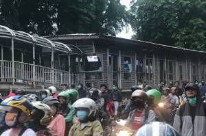 Kembali Rusak Halte Transjakarta, Massa Blokade Simpang Grogol