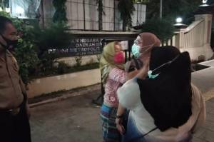 Teriak Histeris, Ibu Ini Minta Bertemu Anaknya di Mapolres Jakarta Utara