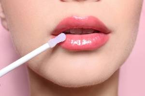 Mengubah Lipstik Matte Menjadi Glossy Dalam Waktu Satu Menit