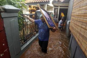1.333 Warga Bantaran Sungai di Jakarta Mengungsi Akibat Banjir