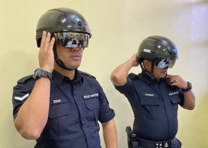 Keren, KTM Lengkapi Polisi dengan Helm Pendeteksi Covid-19