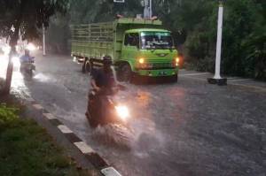 Hujan Deras, Jalan Ahmad Yani Jakarta Timur Tergenang Banjir 40 Cm