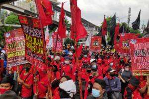 Buruh dan Mahasiswa Susuri Jalan Salemba Raya Menuju Istana Negara