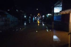 Banjir, Listrik di Perumahan Pondok Gede Permai Diputus
