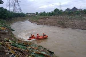 Terpeleset Saat Angkut Tanah, Pemuda Tambun Hilang Tenggelam di Kali Bekasi