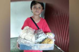 Bantu Ibu, Bocah Penghafal Alquran Ini Berjualan Makanan Keliling di Depok