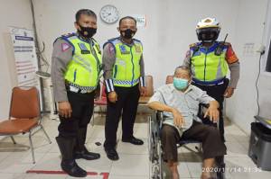 Polisi Kawal Purnawirawan TNI yang Sakit ke RS Pelni, Netizen: Lewat KS Tubun Ngga Pak Pol?