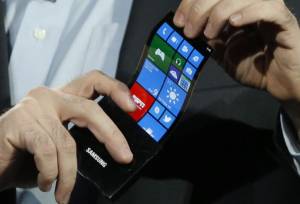Petinggi Samsung Pamer Ponsel yang Bisa Digulung