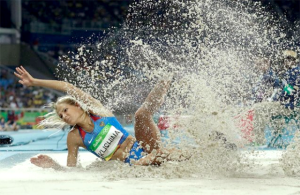 Rebahan di Pantai, Atlet Lompat Jauh Rusia Bikin Salah Fokus