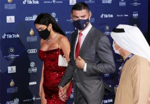 Pakai Dress Belahan Dada Rendah, Georgina Curi Perhatian di Acara Globe Soccer Awards