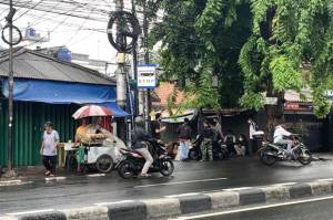 FPI Dibubarkan, Personel Polisi dan TNI Masih Patroli di Sekitar Petamburan III